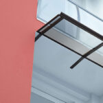 Zadaszenie nad drzwi – ochrona przed deszczem, śniegiem i słońcem